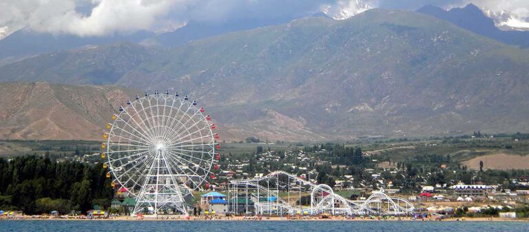 Bergssjön Issyk-Kul i Kirgizistan.