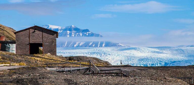 Hus framför glaciär