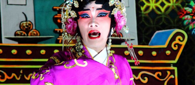 kinesisk skådespelare i lila kostym