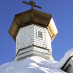 snötäckt tak och kupol på ortodox kyrka