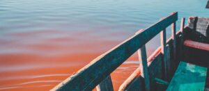 en brygga över en rödfärgad sjö