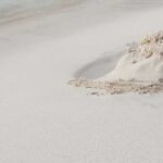 pojke som gräver i sanden på stranden