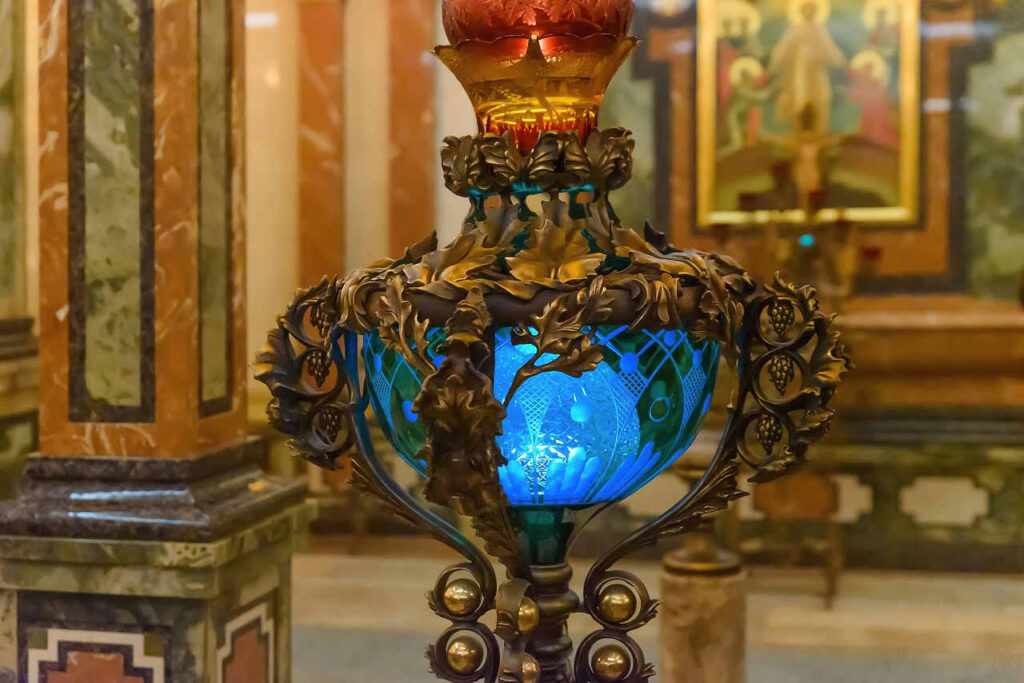 синяя лампа в церкви