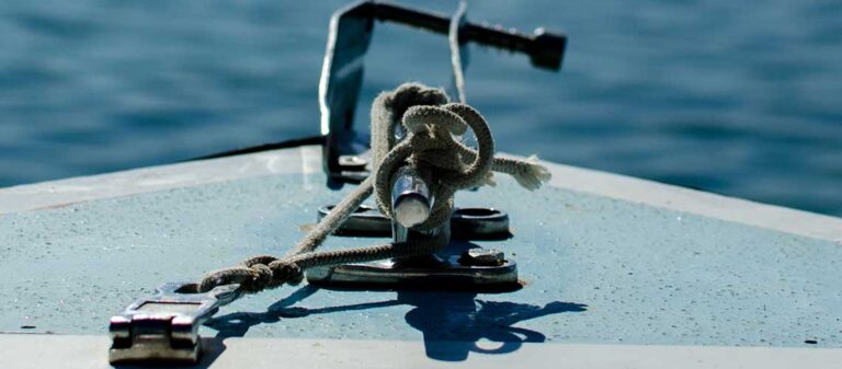 detalj på båt med havet i bakgrunden