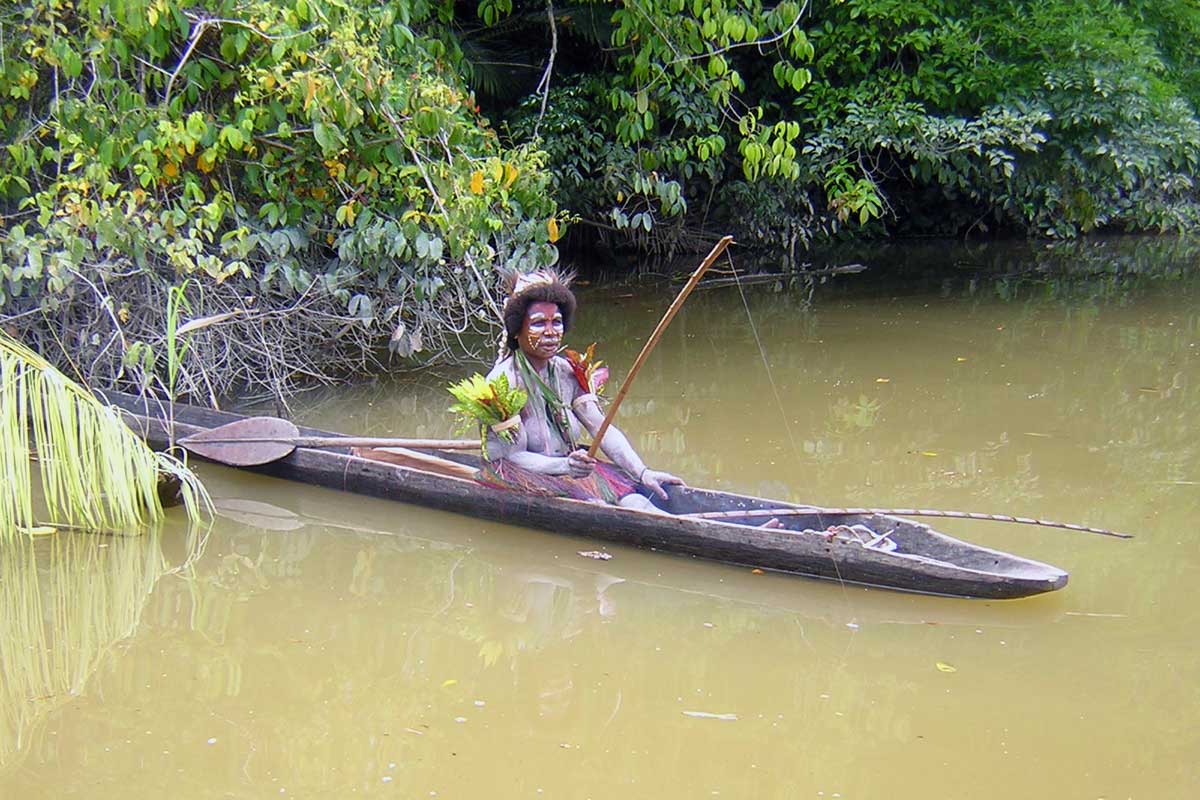 kvinna som metar i en kanot