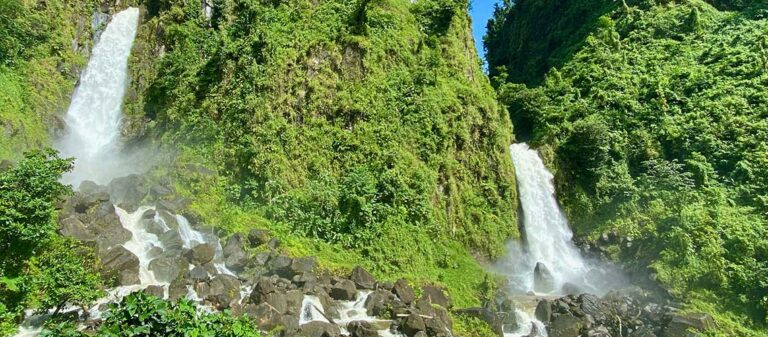 vattenfall i grönt område med stenar