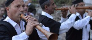 män som spelar flöjtliknande träblåsinstrument