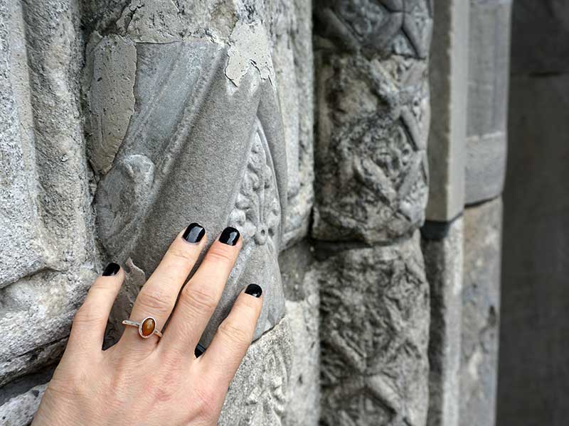 kvinnas hand på en stenvägg