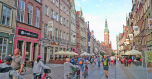 gågata mellan gamla hus och kyrka i bakgrunden