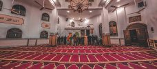 красный ковер и интерьер от мечети