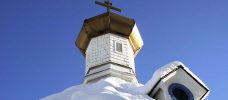 snötäckt tak och kupol på ortodox kyrka