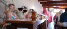 vinglas på bord i samband med vinprovning