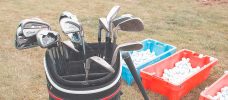 golfbag med klubbor och bollar
